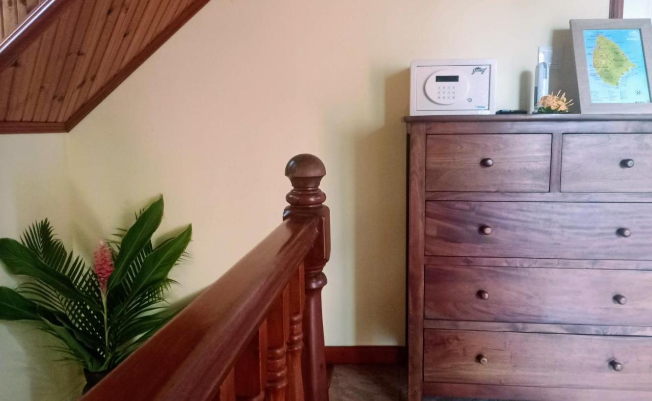Badamier Self-Catering Apartment La Digue Bagian luar foto