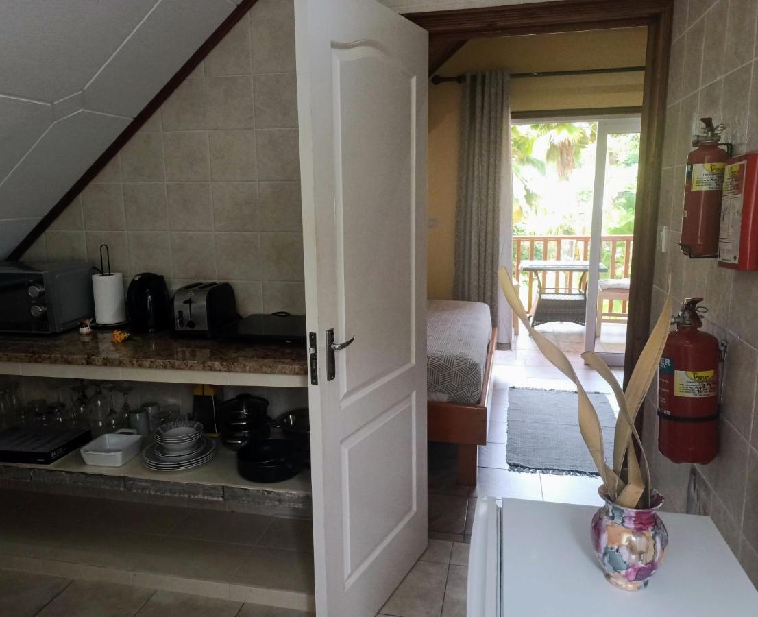 Badamier Self-Catering Apartment La Digue Bagian luar foto