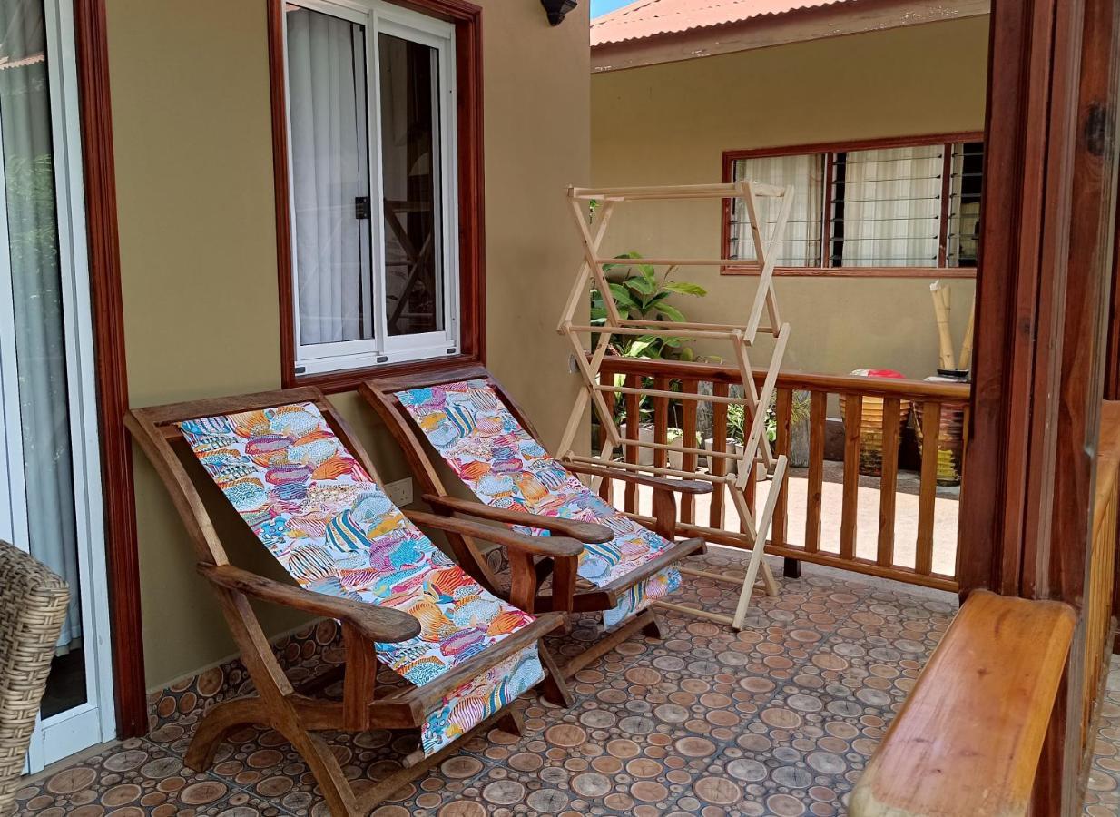 Badamier Self-Catering Apartment La Digue Bagian luar foto